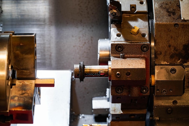 Tête de tourelle en noir pour le réglage de divers foretsLe processus de travail du métal de haute technologie par tour CNC