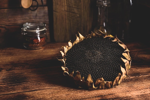 Tête de tournesol séchée sur la table en bois