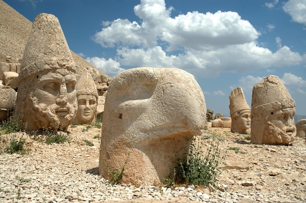 Photo têtes de dieux géants sur le mont nemrut anatolie turquie anciennes statues de pierre colossales représentant des personnages mythologiques légendaires