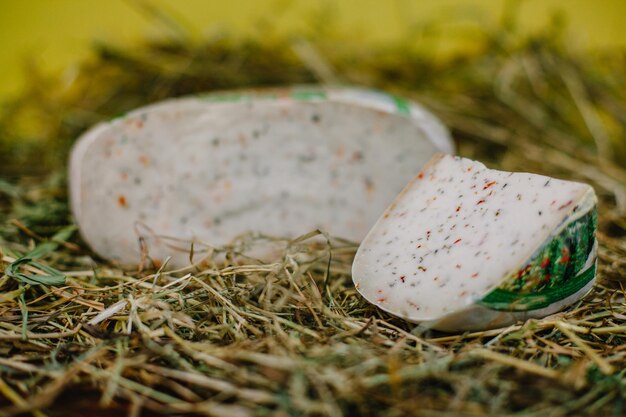 Têtes de fromage de différentes qualités et couleurs agrandi