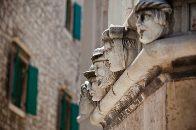 Têtes de pierre à la cathédrale Saint-Jacques de Sibenik, Croatie. Patrimoine mondial de l'UNESCO