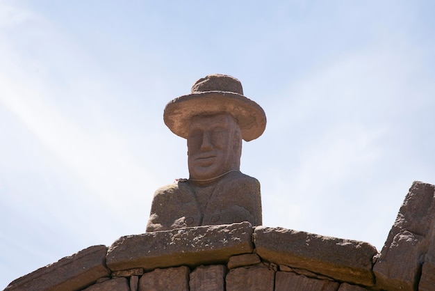 Têtes de pierre sculptées dans les arches de l'île de Taquile sur le lac Titicaca au Pérou