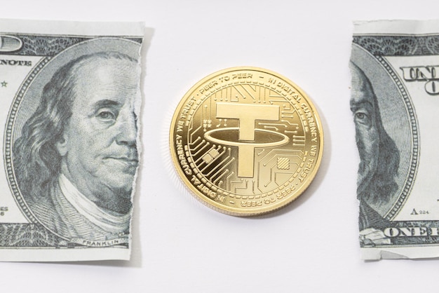 Tether USDT coin et billet d'un dollar déchiré Concept de parité dollar USDT brisé