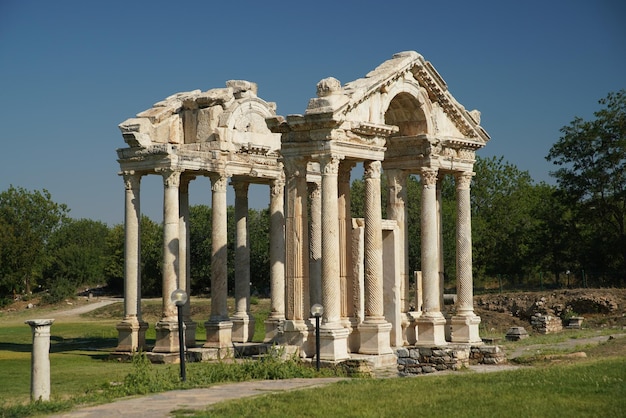 Tetrapylon passerelle monumentale dans la ville antique d'Aphrodisias à Aydin Turkiye