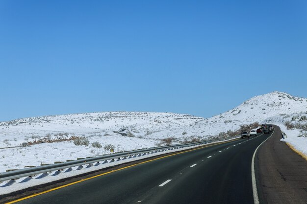 Texas Highway Road dans les montagnes couvertes de neige USA