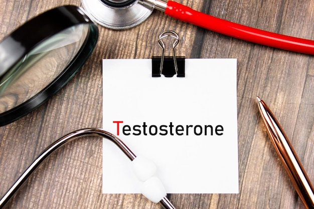 Textacronyme de TESTOSTERONE sur papier avec stéthoscope Concept médical de l'hormone mâle de testostérone