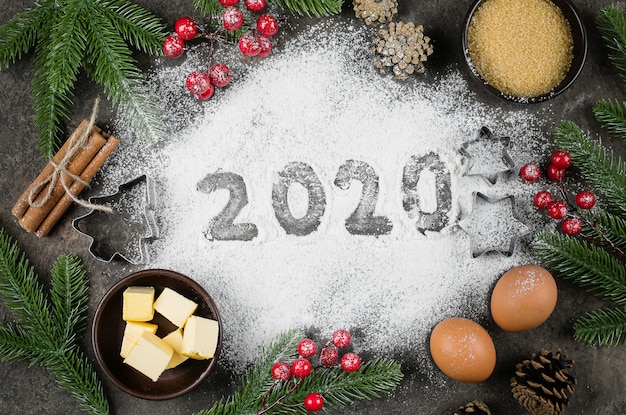 Texte 2020 fait avec de la farine avec des ingrédients de boulangerie et un décor festif