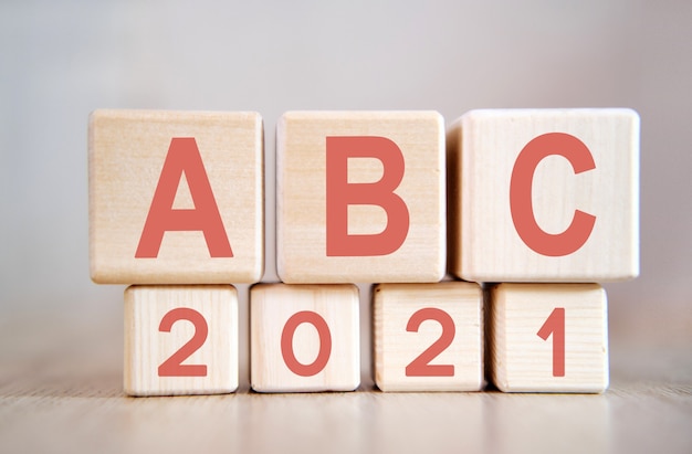 Texte - ABC 2021 sur des cubes en bois, sur une surface en bois