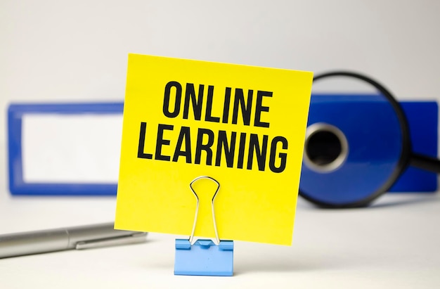 texte d'apprentissage en ligne sur autocollant jaune et dossier