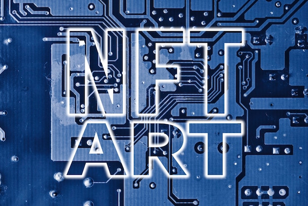 Texte d'art Nft sur carte électronique de circuit imprimé bleu et technologie nft déployant un nouveau nft t ...