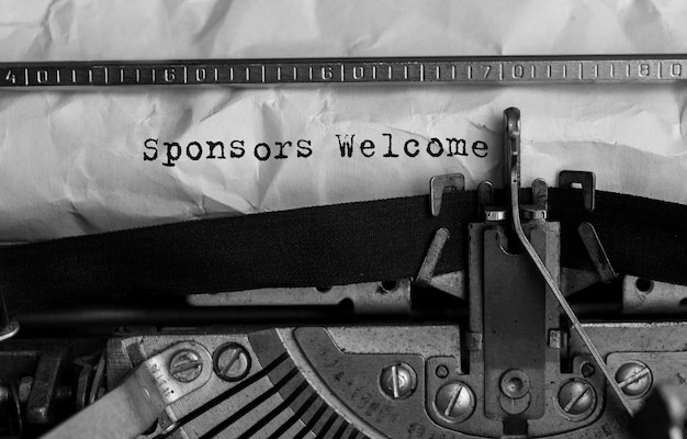 Texte de bienvenue des sponsors tapé sur une machine à écrire rétro