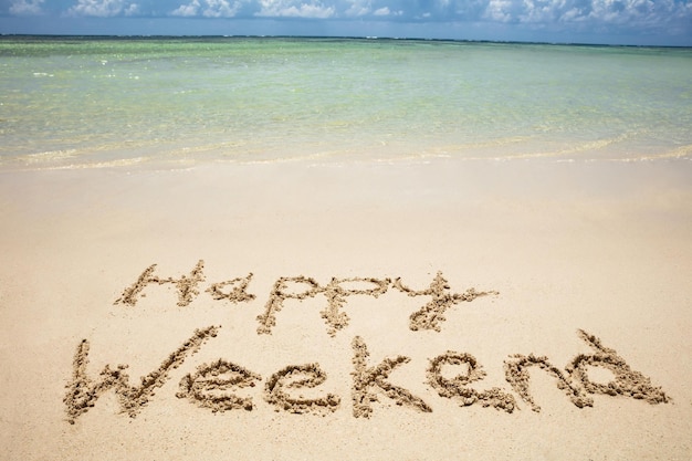 Texte de bon week-end dans le sable sur la plage