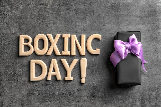 Texte BOXING DAY et coffret cadeau sur fond gris