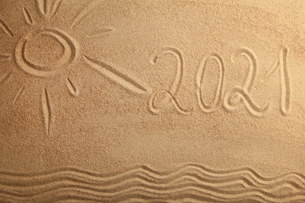 Texte du nouvel an 2021 avec soleil sur fond de sable