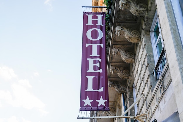 Texte du signe de l'hôtel deux étoiles dans la façade de l'immeuble mural dans la ville touristique française