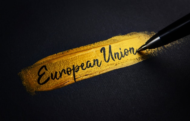 Texte d&#39;écriture de l&#39;Union européenne sur le coup de pinceau de peinture dorée