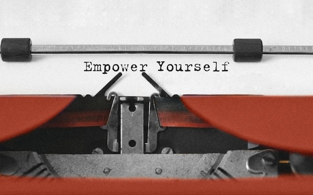 Texte Empower Yourself tapé sur une machine à écrire rétro