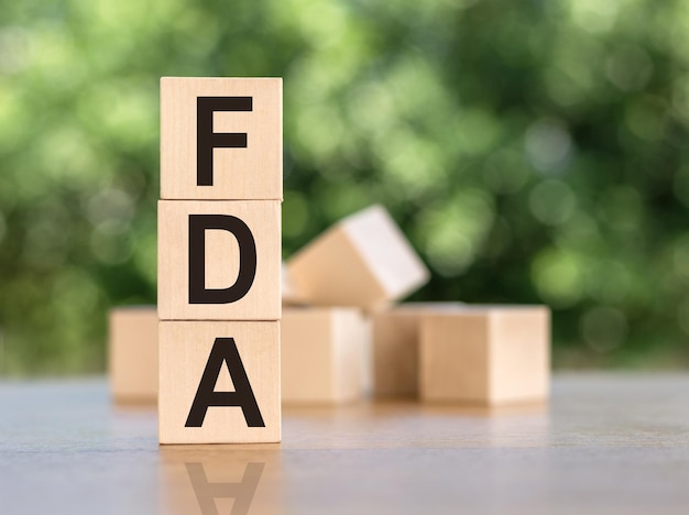 Texte de la FDA à partir de cubes en bois sur fond clair abréviation de Food and Drug Administration