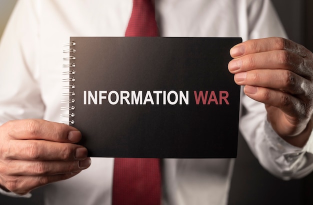 Texte de guerre de l'information iw dans le concept de politique