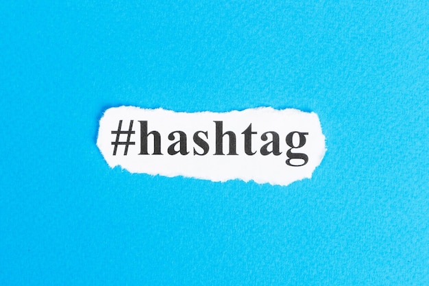 Texte hashtag sur papier Mot hashtag sur papier déchiré Concept Image