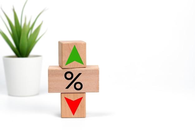 Texte IPO sur bloc de cube en bois avec flèche vers le haut vers le bas concept d'investissement en actions