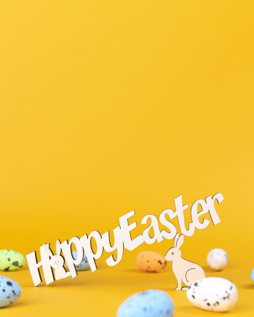 Texte de Joyeuses Pâques, fond de carte de voeux. Décorations de vacances de printemps et oeufs colorés, photo de l'espace de copie