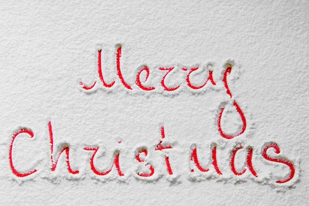 Texte Joyeux Noël sur le fond enneigé