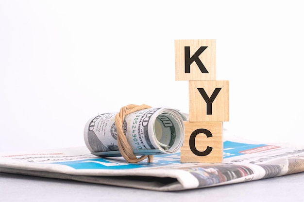 Texte KYC sur des cubes en bois sur fond flou avec copie espace fond de concept financier