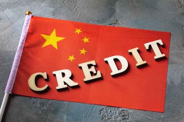 Texte de lettres en bois et drapeau chinois sur fond abstrait concept de crédit de Chine