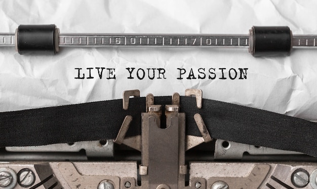 Photo texte live your passion tapé sur une machine à écrire rétro