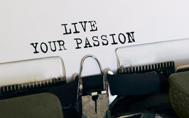 Texte LIVE YOUR PASSION tapé sur une machine à écrire rétro