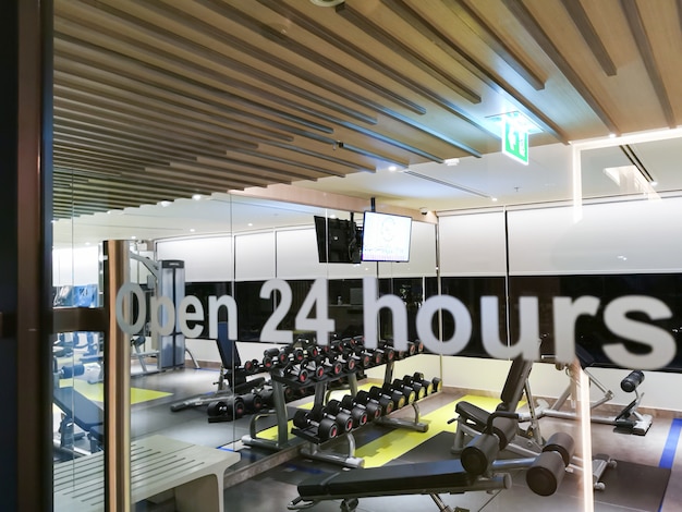 Texte ouvert 24 heures sur 24 à la porte du gymnase. Contexte pour le fitness et la salle de sport de l'hôtel