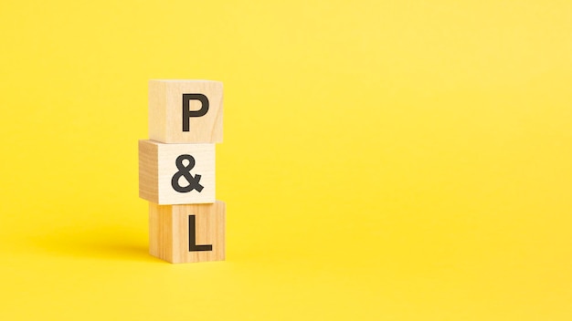 Texte P et L sur des blocs de bois avec des lettres sur un fond blanc reflet de la légende sur la surface en miroir de la table