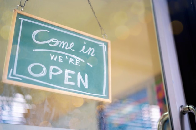 Texte sur le panneau noir vintage Welcome open sign sur la porte de la boutique ton vintage stye