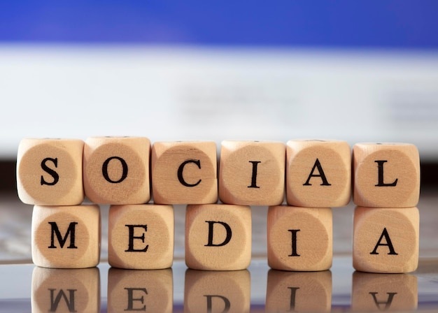 Texte pour les médias sociaux fait avec des blocs de bois sur la table