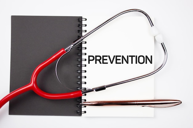 Texte de PRÉVENTION sur bloc-notes et stéthoscope Le concept de prévention et de prévention des maladies