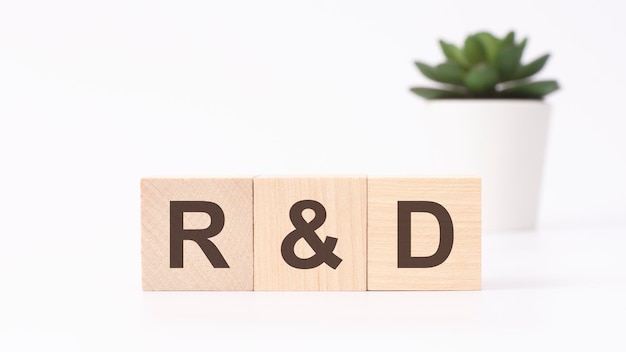 Texte R et D sur le concept d'entreprise de fond blanc de cubes en bois