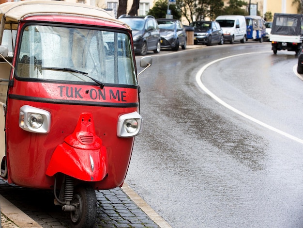 Texte sur un rickshaw rouge en ville