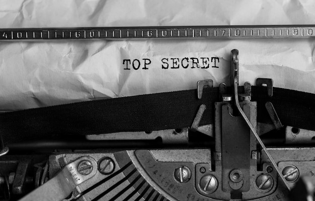 Texte Top Secret tapé sur une machine à écrire rétro