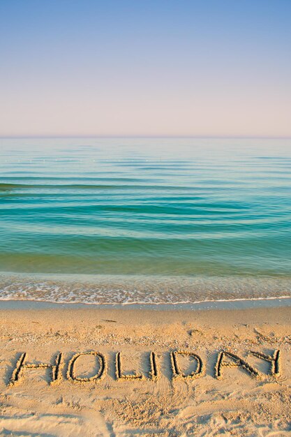 Photo texte de vacances sur le rivage contre un ciel clair