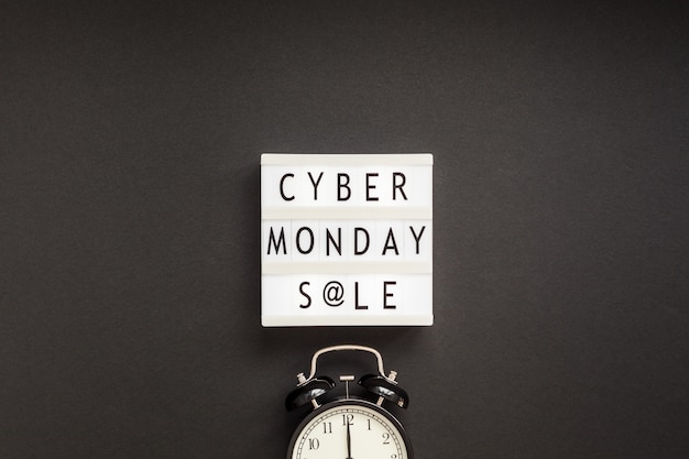 Texte de vente Cyber ​​Monday sur lightbox blanc