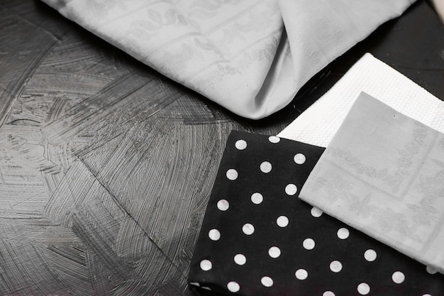 Textile de cuisine sur fond en bois rustique noir ensemble de serviettes et serviettes pliées en tant qu'accessoires de style alimentaire pour le design d'intérieur de la marque de décoration de luxe