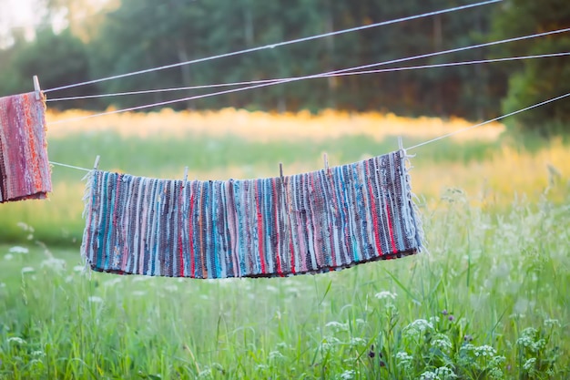 Textile de maison séchant sur une corde à linge à l'extérieur