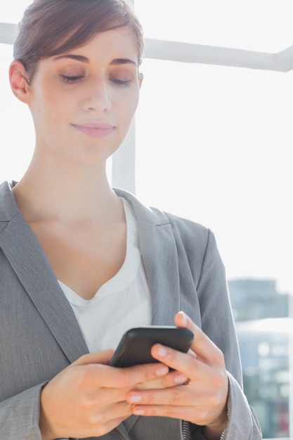 Textos de femme d&#39;affaires sur smartphone