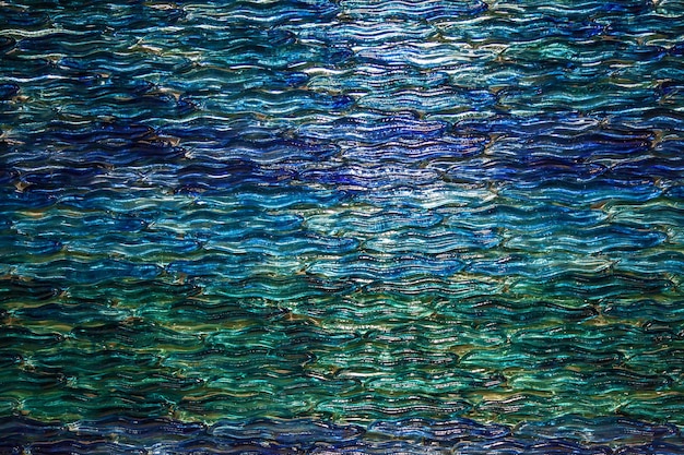 La texture abstraite du verre. La texture de la vague de mer sur le verre