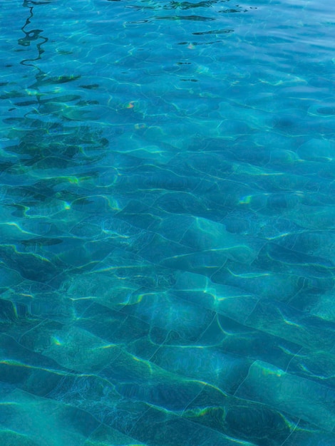 Texture abstraite de l'eau de la piscine bleue