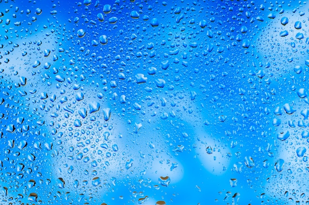 Texture abstraite Gouttes d&#39;eau sur le verre avec ciel et nuages