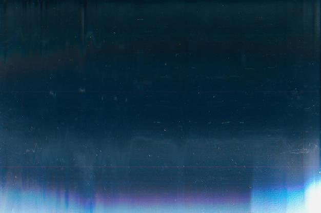 Texture de l'ancien film Superposition de rayures de poussière Écran en détresse Bruit de pépin numérique de couleur violet bleu foncé sur fond abstrait de surface altérée avec des taches de goutte de saleté
