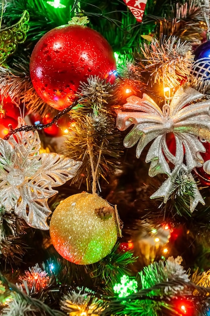 Texture d'un arbre de Noël décoré de boules
