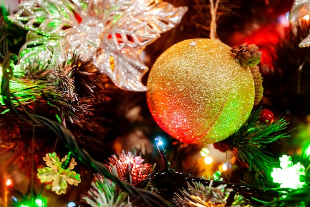 Texture d'un arbre de Noël décoré de boules